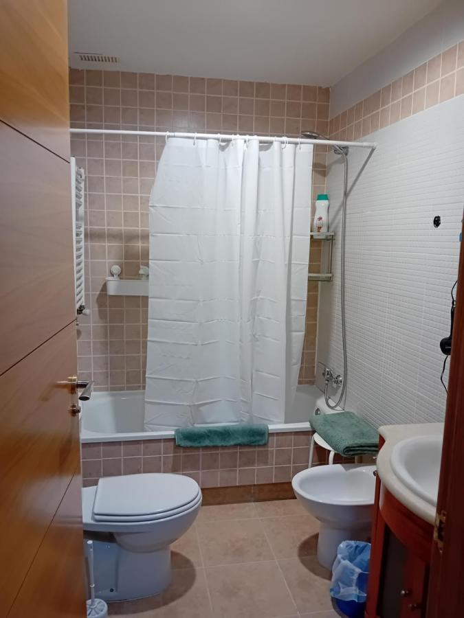 Habitaciones Individuales Madrid: Tranquil Airport Retreat San Sebastian de los Reyes Exterior photo