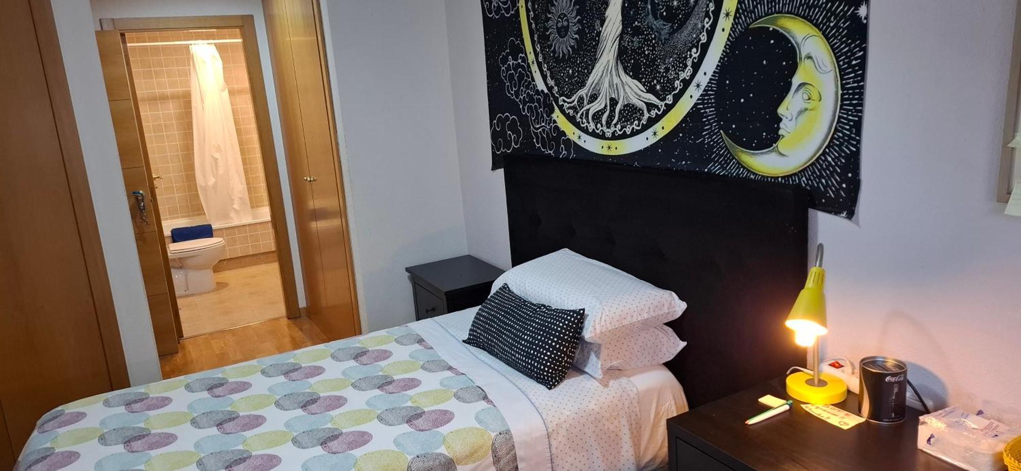 Habitaciones Individuales Madrid: Tranquil Airport Retreat San Sebastian de los Reyes Exterior photo